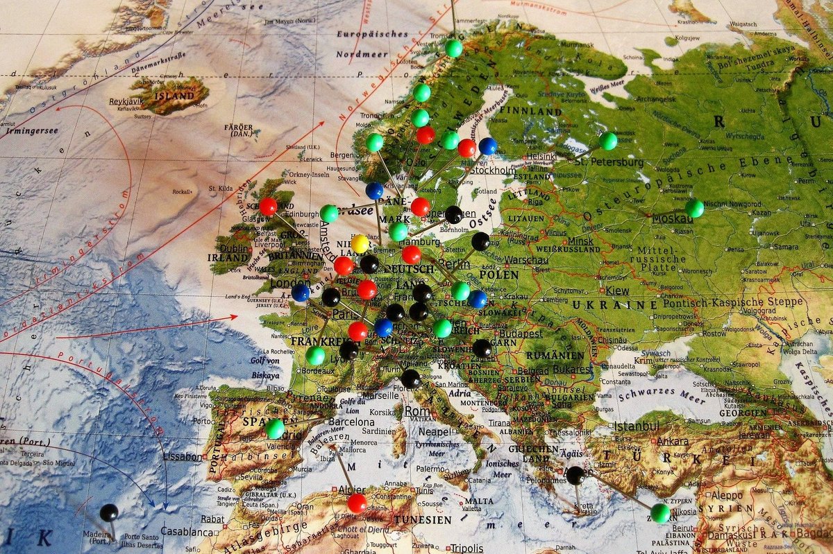 Europakarte in der verschiedene Orte mit Stecknadeln markiert sind